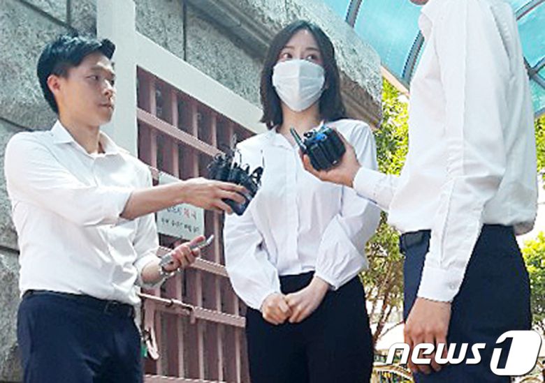 필로폰 투약 혐의로 구속기소된 황하나씨가 지난 2019년 7월 19일 오전 경기도 수원시 수원구치소에서 석방되는 모습. 수원지지방법원은 이날 마약류 관리에 관한 법률 위반 혐의로 기소된 황씨에게 징역 1년에 집행유예 2년을 선고했다. 또 추징금 220만560원과 마약에 관한 보호관찰 및 40시간의 약물치료 프로그램 이수도 명령했다. 2019.7.19/뉴스1 ⓒ News1