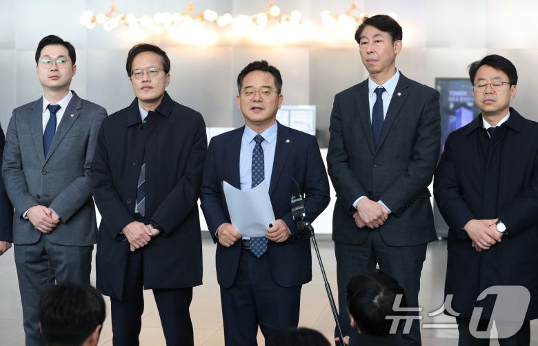 더불어민주당 을지로위원회 민병덕 위원장(가운데)과 소속 의원들이 24일 오후 3370만 건의 개인정보 유출사고가 발생한 서울 송파구 쿠팡 본사를 항의 방문해 입장을 밝히고 있다. 2025.12.24/뉴스1 ⓒ News1 오대일 기자