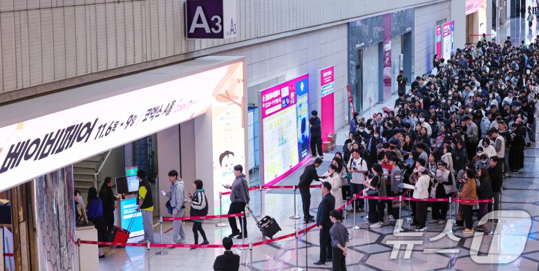 6일 서울 강남구 코엑스에서 열린 '코베 베이비페어'를 찾은 관람객들이 입장하고 있다. 2025.11.6/뉴스1 ⓒ News1 이호윤 기자