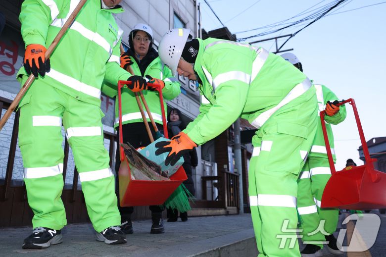 장동혁 국민의힘 대표가 26일 서울 도봉구 일대에서 쓰레기를 정리하고 있다. 2025.12.26/뉴스1 ⓒ News1 신웅수 기자