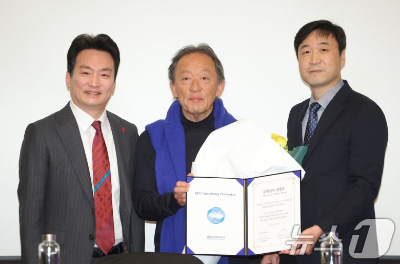 지휘자 정명훈(가운데)이 26일 서울 영등포구 콘래드호텔에서 열린 ‘KBS교향악단 창단 70주년& KBS교향악단 10대 음악감독 선임' 기자회견에 참석해 임명장을 받은 뒤 박장범 KBS 사장(왼쪽)과 이승환 KBS교향악단 사장(오른쪽)과 함께 기념 촬영을 하고 있다. 2025.12.26/뉴스1 ⓒ News1 권현진 기자