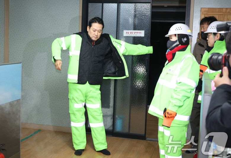 장동혁 국민의힘 대표가 26일 서울 도봉구 자원순환센터에서 봉사활동에 들어가기 전 장비를 착용하고 있다. 2025.12.26/뉴스1 ⓒ News1 신웅수 기자