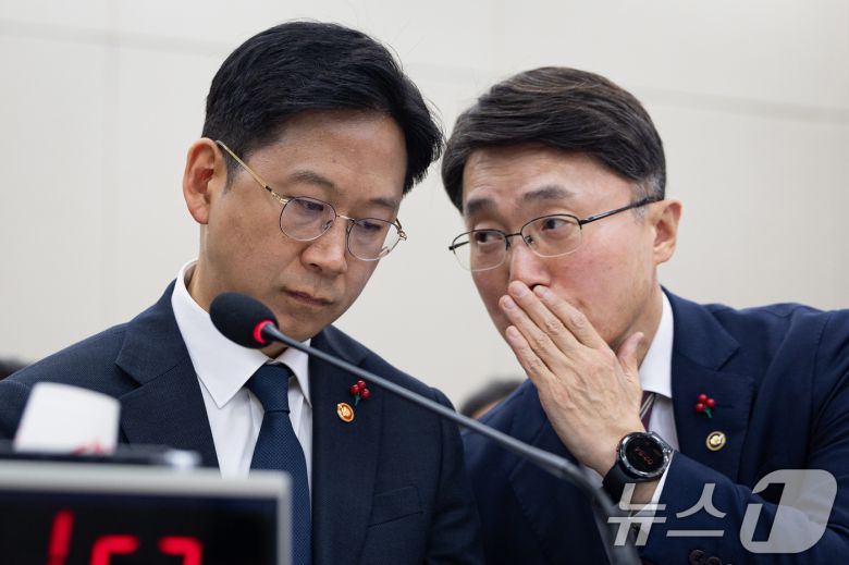 배경훈 부총리 겸 과학기술정보통신부 장관과 류제명 2차관이 17일 서울 여의도 국회 과학기술정보방송통신위원회에서 열린 쿠팡 개인정보 유출 사고 관련 청문회에서 대화하고 있다. 2025.12.17/뉴스1 ⓒ News1 유승관 기자