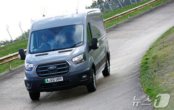 영국 던턴의 포드 기술센터에서 포드의 전기 상용 밴 'E-트랜짓'(E-transit)이 주행하는 모습(자료사진). 2023.01.13. ⓒ 로이터=뉴스1