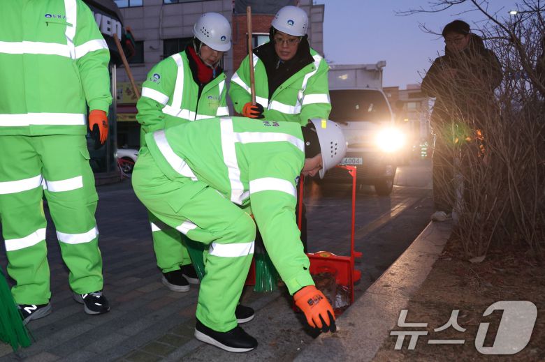 장동혁 국민의힘 대표가 26일 서울 도봉구 일대에서 쓰레기를 정리하고 있다. 2025.12.26/뉴스1 ⓒ News1 신웅수 기자