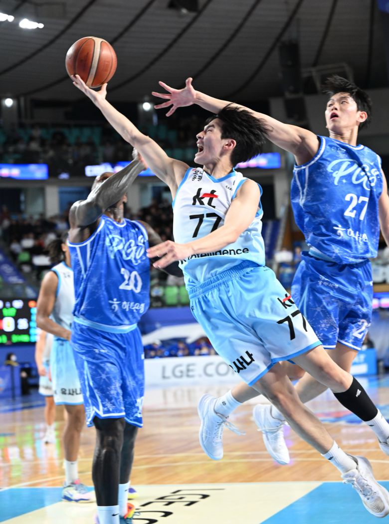 KT 강성욱(가운데)이 레이업을 시도하고 있다.(KBL 제공)