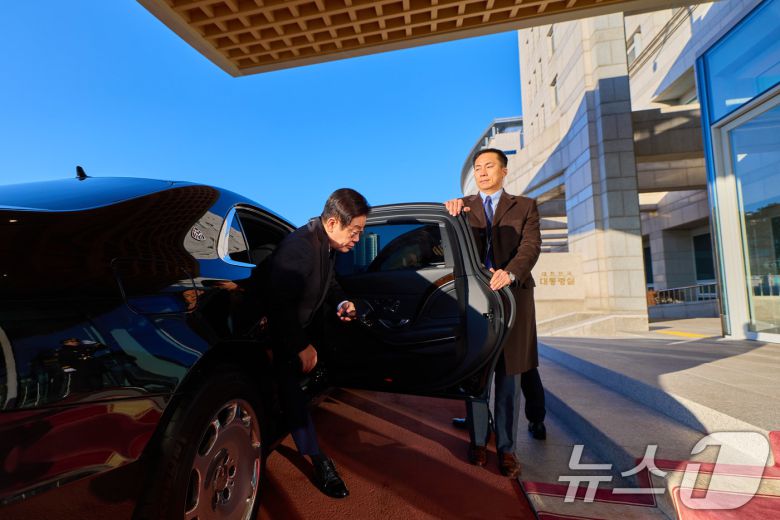 청와대 집무를 앞둔 이재명 대통령이 26일 서울 용산 대통령실 청사로 마지막 출근을 하고 있다. (대통령실 제공. 재판매 및 DB 금지) 2025.12.26/뉴스1 ⓒ News1 이재명 기자