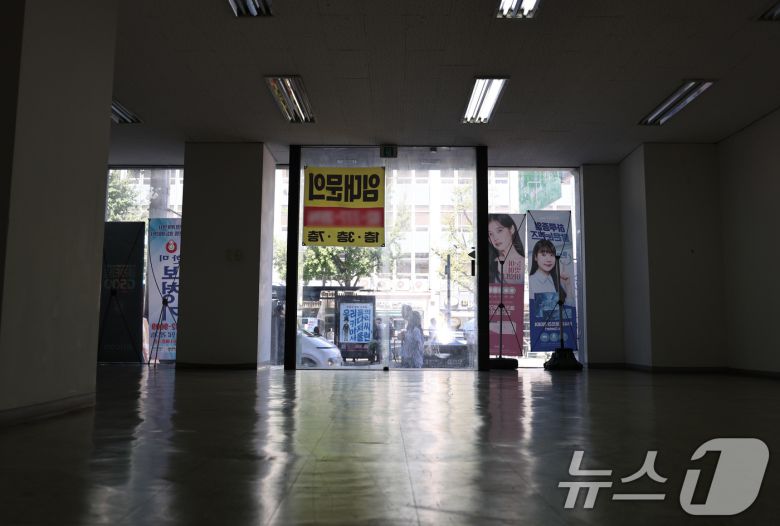 지난해 폐업한 자영업자가 100만 명을 넘어서며 역대 최대치를 기록한 가운데, 서울 도심의 한 상가 건물이 텅 비어 있다. 2025.9.11/뉴스1 ⓒ News1 구윤성 기자