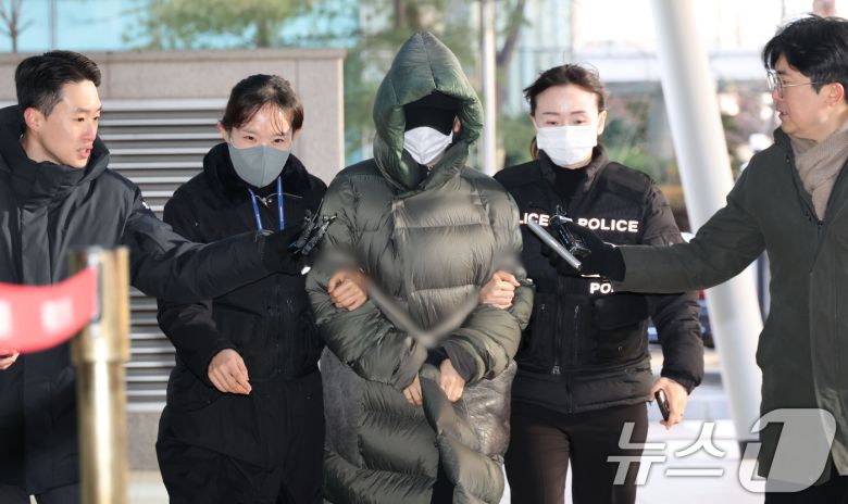 마약 혐의로 경찰 수사 대상에 오른 상황에서 해외로 도피했다가 체포된 남양유업 창업주의 외손녀 황하나 씨가 26일 경기 안양시 동안구 수원지방법원 안양지원에서 열린 구속 전 피의자 심문(영장실질심사)에 출석하고 있다. (공동취재) 2025.12.26/뉴스1 ⓒ News1 김영운 기자