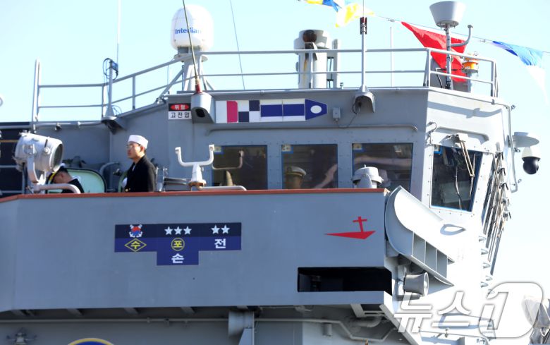 26일 경남 창원 진해구 진해 군항에서 국산 초계함 광명함(PCC·1000톤급) 전역식이 열린 가운데 광명함에 북한 반잠수정을 격침시켰음을 증명하는 표지인 킬마크(Kill Mark)가 새겨져 있다. 2025.12.26/뉴스1 ⓒ News1 윤일지 기자