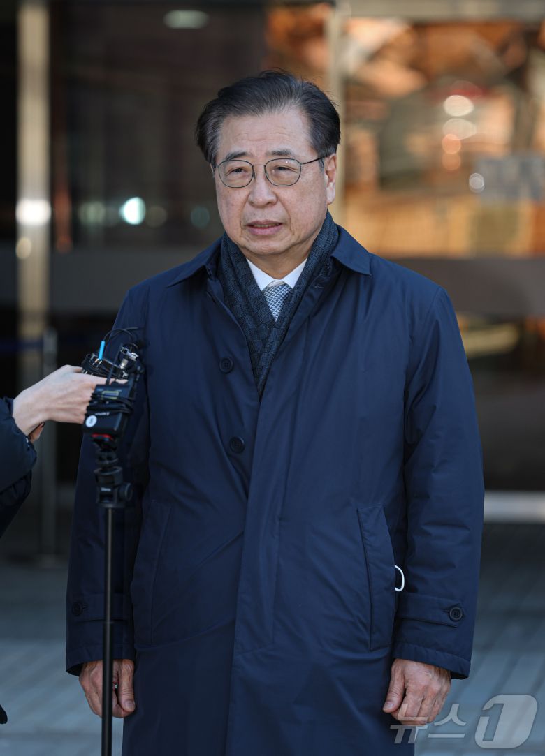 '서해 공무원 피격 사건' 은폐 시도 및 '월북몰이' 혐의로 재판에 넘겨진 서훈 전 국가안보실장이 선고기일을 마친 뒤 법원을 나서고 있다.  (공동취재) 2025.12.26/뉴스1 ⓒ News1 오대일 기자