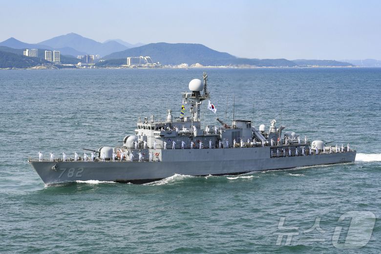 해군은 26일 진해 군항에서 국산 초계함 광명함(PCC, 1,000톤급)의 전역식을 개최한다고 밝혔다. 포항급 22번째 초계함인 광명함은 지난 36년간 대한민국 해양수호 임무를 완수하고 12월 31일 전역한다. 사진은 2025년 대한민국해군 관함식 해상사열에 참가한 광명함의 모습. (해군 제공. 재판매 및 DB 금지) 2025.12.26/뉴스1