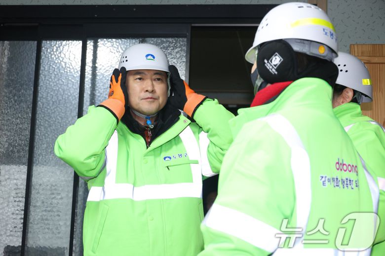 장동혁 국민의힘 대표가 26일 서울 도봉구 자원순환센터에서 봉사활동에 앞서 방한용품을 착용하고 있다. 2025.12.26/뉴스1 ⓒ News1 신웅수 기자