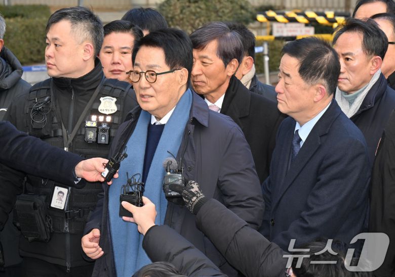 ‘서해 공무원 피격 사건’을 자진 월북으로 몰아가려 했다는 혐의로 재판에 넘겨진 박지원 전 국정원장이 26일 서울 서초구 중앙지방법원에서 열린 1심 선고 공판에 출석하면서 취재진 질문에 답하고 있다. (공동취재) 2025.12.26/뉴스1 ⓒ News1 오대일 기자