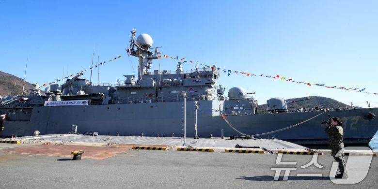 26일 경남 창원 진해구 진해 군항에서 국산 초계함 광명함(PCC·1000톤급) 전역식이 열린 가운데 해군 관계자가 광명함의 마지막 모습을 카메라에 담고 있다.  2025.12.26/뉴스1 ⓒ News1 윤일지 기자