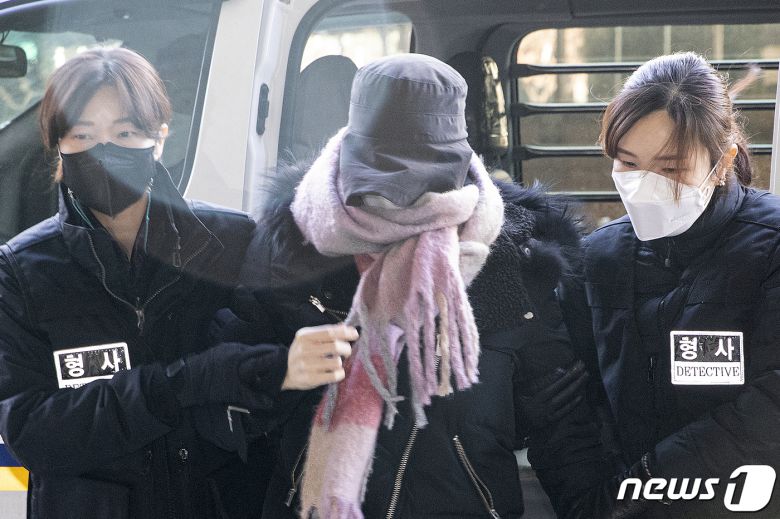 집행유예 기간 중 또다시 마약을 투약했다는 의혹을 받는 남양유업 창업주의 외손녀 황하나씨가  지난 2021년  1월 7일 오전 서울 마포구 서울서부지방법원에서 열린 구속 전 피의자심문(영장실질심사)에 출석하는 모습. 2021.1.7/뉴스1 ⓒ News1 이승배 기자