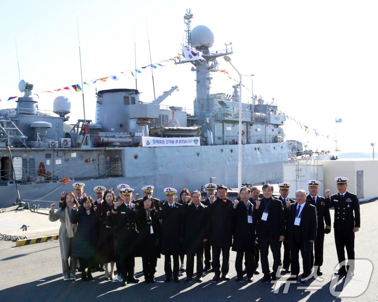 26일 경남 창원 진해구 진해 군항에서 열린 국산 초계함 광명함(PCC·1000톤급) 전역식에서 김경률 해군작전사령관, 광명함 역대 함장 등 참석자들이 기념촬영을 하고 있다. 2025.12.26/뉴스1 ⓒ News1 윤일지 기자