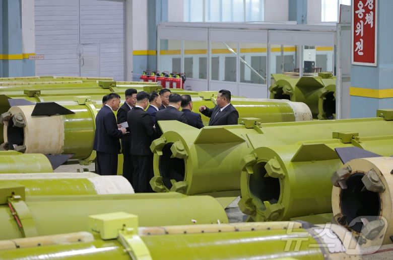 (평양 노동신문=뉴스1) = 북한 노동당 기관지 노동신문은 김정은 당 총비서가 중요군수공업기업소들을 방문하고 올해 미사일 및 포탄생산부문 실적과 4·4분기 생산실태를 점검했다고 26일 보도했다. [국내에서만 사용가능. 재배포 금지. DB 금지. For Use Only in the Republic of Korea. Redistribution Prohibited] rodongphoto@news1.kr