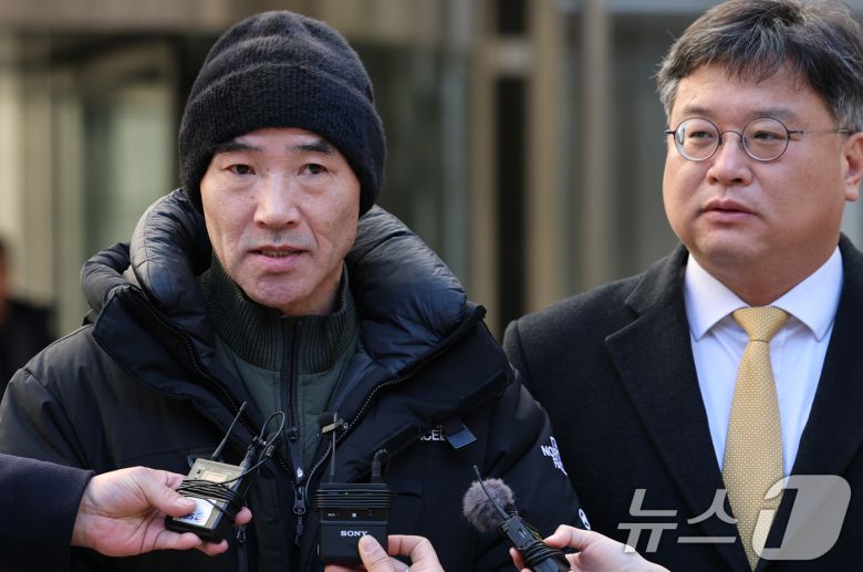 ‘서해 공무원 피격 사건’ 해양수산부 공무원 故이대준 씨의 친형 이래진 씨가 26일 서울 서초구 중앙지방법원에서 열린 1심 선고 공판을 마친 후 취재진의 질문에 답하고 있다. 2025.12.26/뉴스1 ⓒ News1 오대일 기자