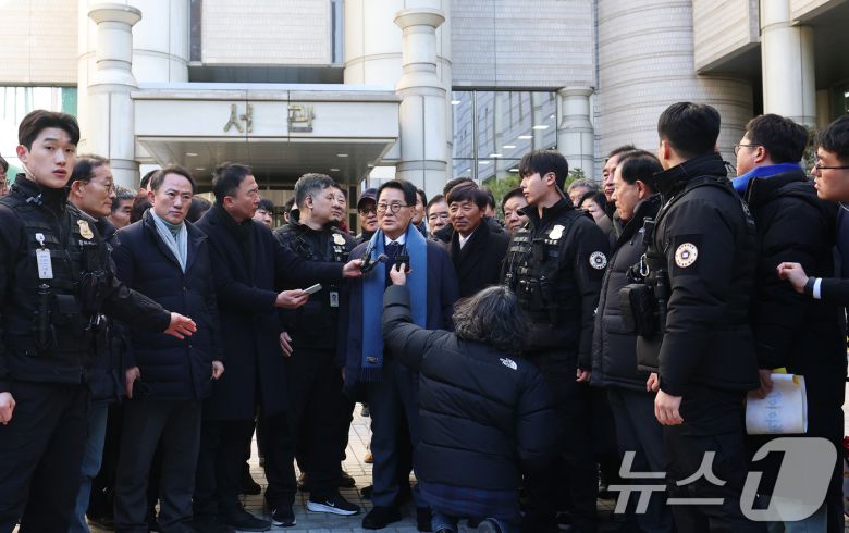 '서해 공무원 피격 사건' 은폐 시도 및 '월북 몰이' 혐의로 기소된 박지원 전 국가정보원장이 26일 오후 서울 서초구 서울중앙지방법원에서 열린 '서해피격 은폐 의혹' 1심 선고 공판에서 무죄를 선고받은 후 소감을 밝히고 있다. 2025.12.26/뉴스1 ⓒ News1 오대일 기자