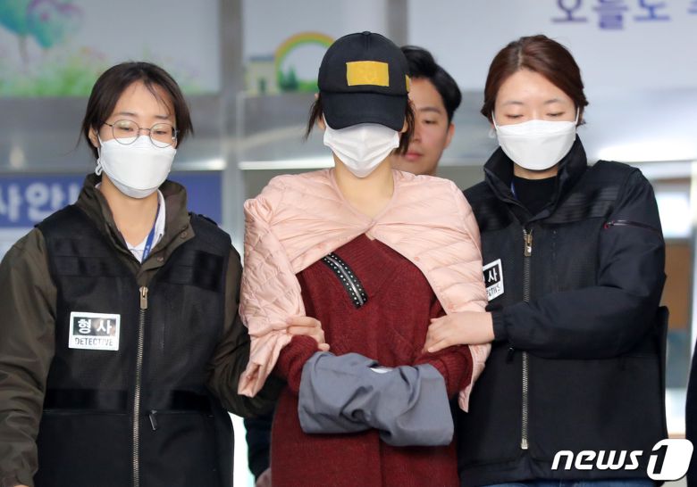 필로폰 투약 혐의로 구속된 황하나씨가 지난 2019년 4월12일 오전 경기도 수원시 영통구 수원남부경찰서에서 수원지방검찰청으로 송치되는 모습. 2019.4.12/뉴스1 ⓒ News1