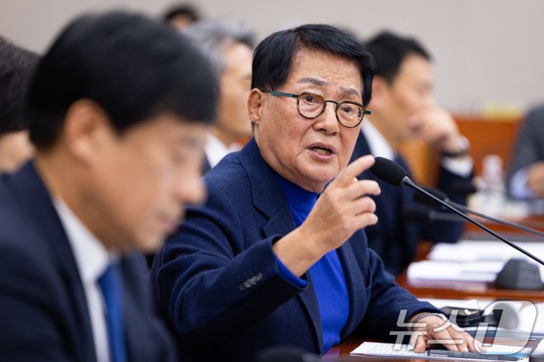 박지원 더불어민주당 의원이 지난달 26일 서울 여의도 국회에서 열린 제429회 국회(정기회) 법제사법위원회 제15차 전체회의에서 정성호 법무부 장관에게 질의하고 있다. 2025.11.26/뉴스1 ⓒ News1 유승관 기자