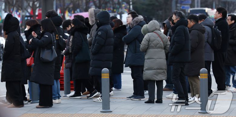 올겨울 첫 한파경보가 발령된 26일 오전 서울 종로구 광화문네거리에서 시민들이 두꺼운 외투를 입고 발걸음을 옮기고 있다. 2025.12.26/뉴스1 ⓒ News1 김민지 기자
