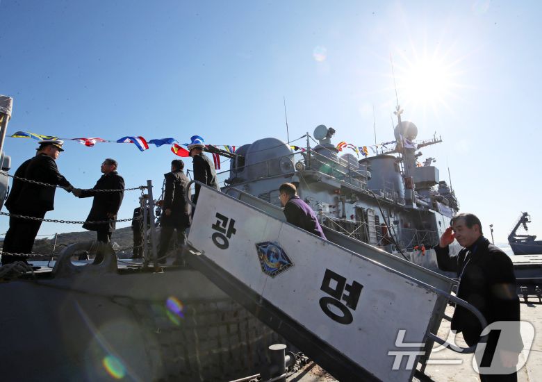 26일 경남 창원 진해구 진해 군항에서 열린 국산 초계함 광명함(PCC·1000톤급) 전역식에서 역대 함장들이 광명함에 오르며 경례하고 있다. . 2025.12.26/뉴스1 ⓒ News1 윤일지 기자