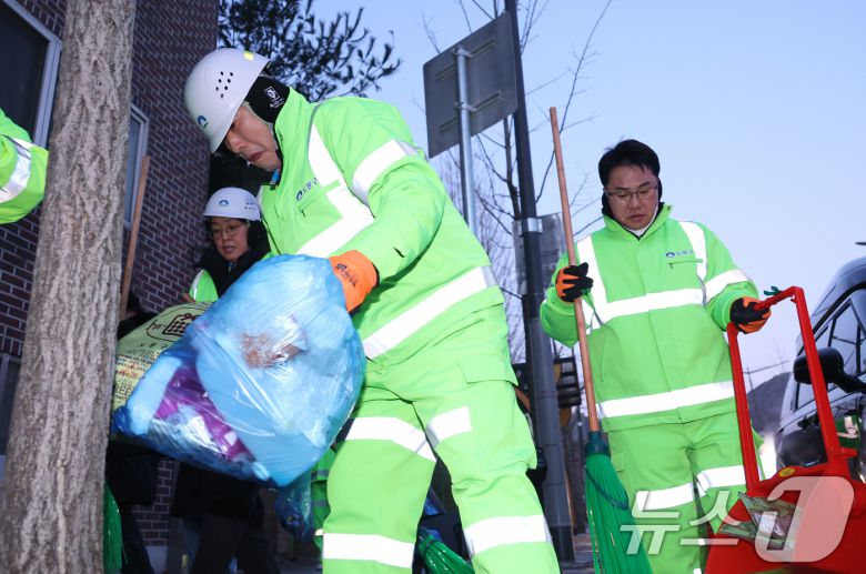 장동혁 국민의힘 대표가 26일 서울 도봉구 일대에서 쓰레기를 정리하고 있다. 2025.12.26/뉴스1 ⓒ News1 신웅수 기자