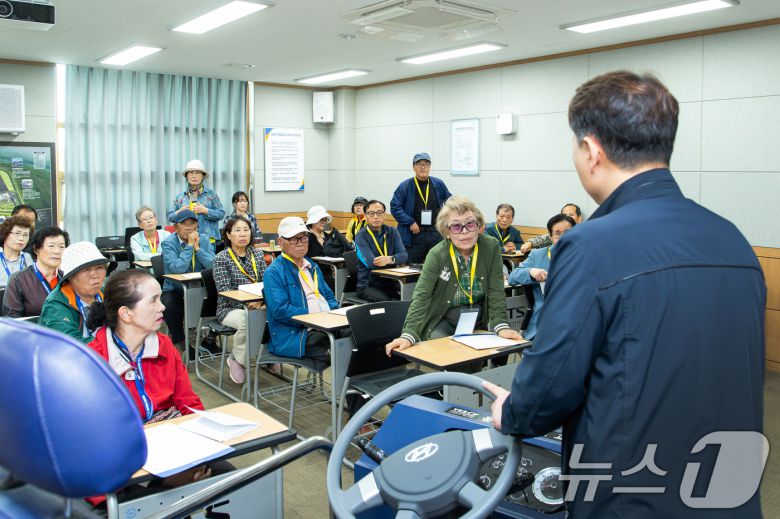 고령 운전자들의 교통사고 예방 및 효과적인 대처를 위한 실습교육을 받고 있는 참가자들 모습. (현대차 제공. 재판매 및 DB 금지) 2025.5.21/뉴스1