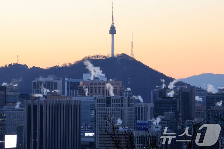 서울의 최저기온이 영하 12도까지 떨어지는 등 강추위를 보인 26일 오전 서울 도심의 빌딩에 난방을 가동하며 발생한 수증기가 피어오르고 있다.  2025.12.26/뉴스1 ⓒ News1 김진환 기자