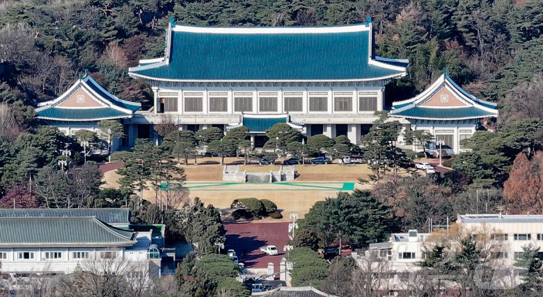 이재명 정부가 3년 7개월 만에 ‘용산 시대’를 마치고 이달 말 청와대로 복귀한다. 대통령실은 둘째 주부터 순차적으로 이사하며, 이전 작업은 이달 말 완료될 예정이다. 사진은 지난 4일 서울 종로구 청와대 본관 모습. 2025.12.4/뉴스1 ⓒ News1 김진환 기자
