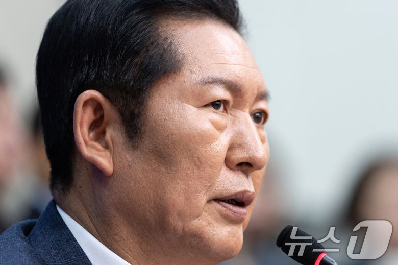 정청래 더불어민주당 대표가 26일 서울 여의도 국회에서 취임 후 열린 첫 공식 기자회견에서 발언하고 있다. 2025.12.26/뉴스1 ⓒ News1 이승배 기자