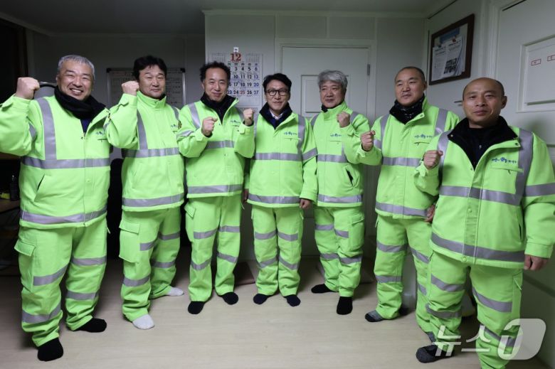 김민석 국무총리가 26일 관악구 서원동 환경공무관 휴게실에서 환경공무관들과 사진 촬영을 하고 있다. (국무조정실 자료 제공)