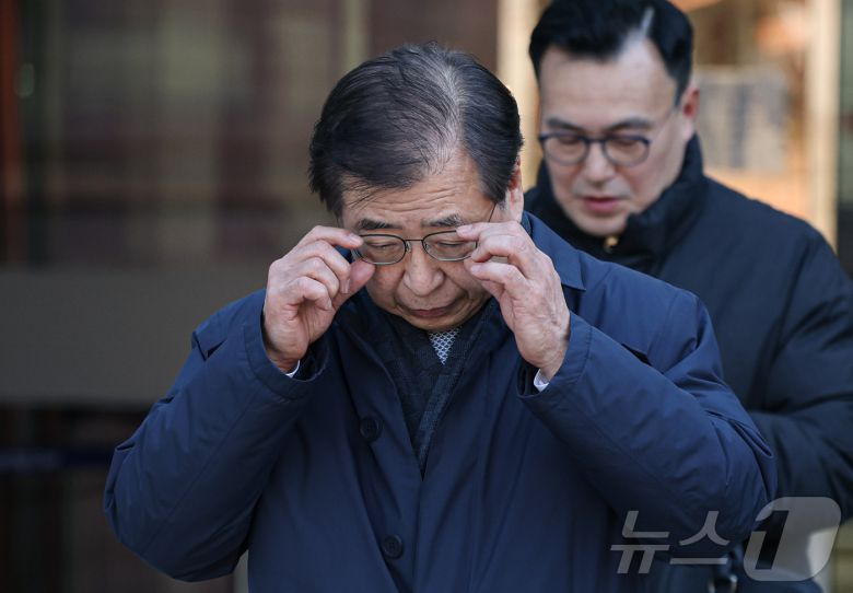'서해 공무원 피격 사건' 은폐 시도 및 '월북몰이' 혐의로 재판에 넘겨진 서훈 전 국가안보실장이 선고기일을 마친 뒤 법원을 나서고 있다.  (공동취재) 2025.12.26/뉴스1 ⓒ News1 오대일 기자