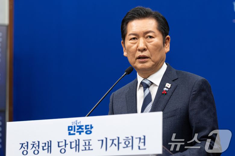 정청래 더불어민주당 대표가 26일 서울 여의도 국회에서 취임 후 열린 첫 공식 기자회견에서 발언하고 있다. ⓒ News1 이승배 기자