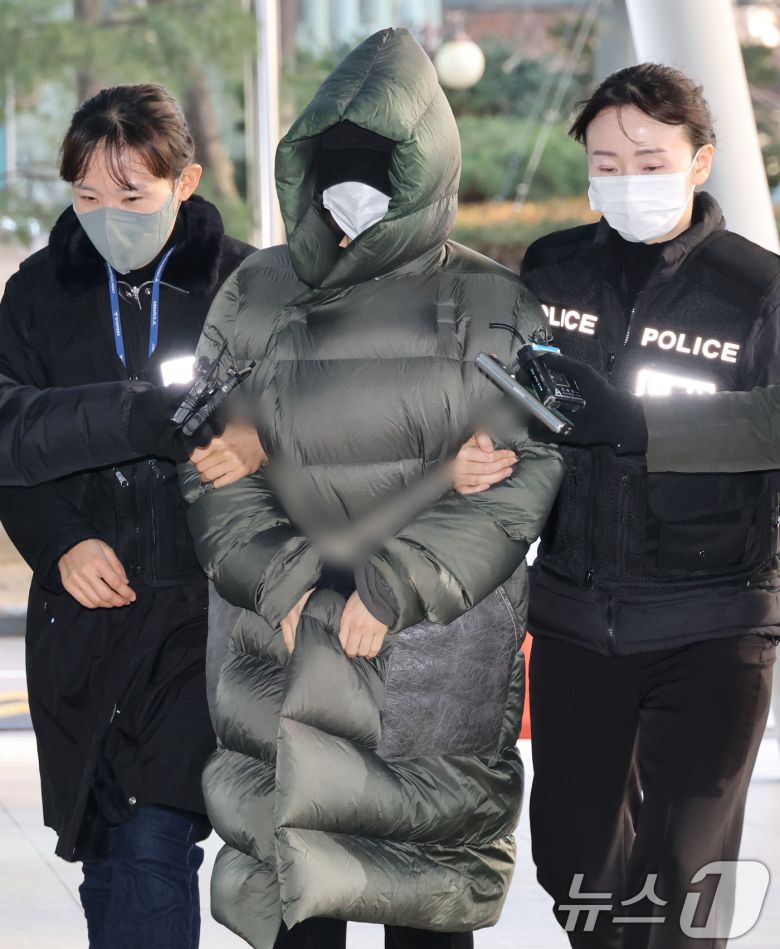 마약 혐의로 경찰 수사 대상에 오른 상황에서 해외로 도피했다가 체포된 남양유업 창업주의 외손녀 황하나 씨가 26일 경기 안양시 동안구 수원지방법원 안양지원에서 열린 구속 전 피의자 심문(영장실질심사)에 출석하고 있다. (공동취재) 2025.12.26/뉴스1 ⓒ News1 김영운 기자