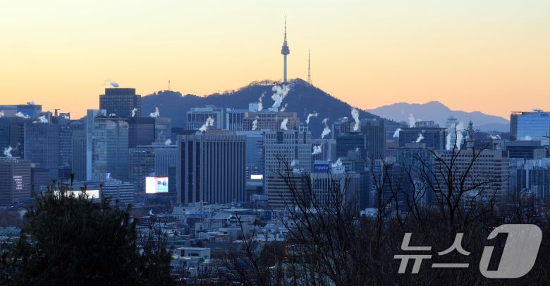 서울의 최저기온이 영하 12도까지 떨어지는 등 강추위를 보인 26일 오전 서울 도심의 빌딩에 난방을 가동하며 발생한 수증기가 피어오르고 있다.  2025.12.26/뉴스1 ⓒ News1 김진환 기자