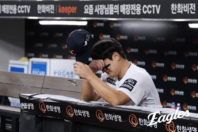 한국시리즈 3차전 종료 후 더그아웃에서 눈물을 흘린 김서현.(한화 이글스 제공)