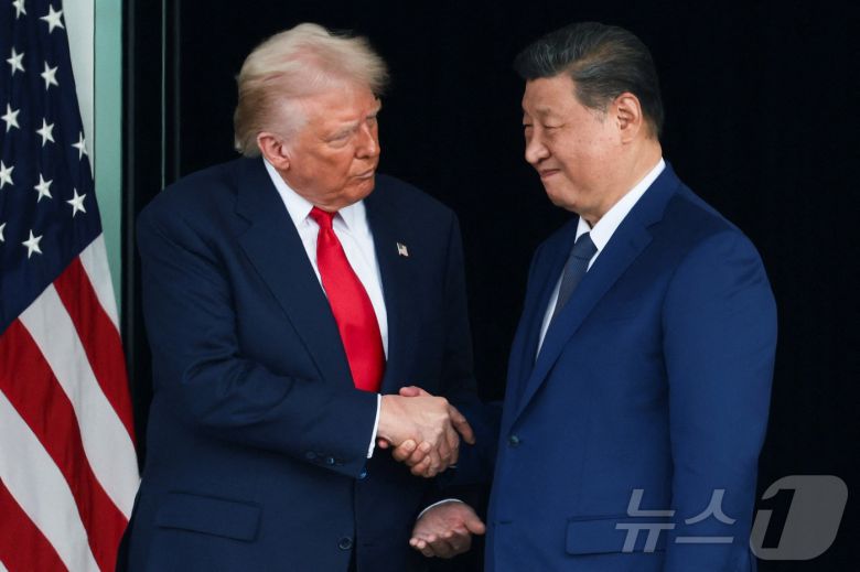 도널드 트럼프 미국 대통령(왼쪽)과 시진핑 중국 국가주석이 30일 부산 김해국제공항 옆 김해공군기지에서 정상회담을 마친 뒤 악수를 나누고 있다. 2025.10.30/뉴스1 ⓒ 로이터=뉴스1 ⓒ News1 박지혜 기자