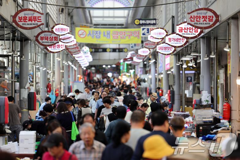 최장 열흘에 달하는 추석 황금연휴를 앞둔 2일 오후 광주 북구 우산동 말바우시장 일대가 차례상을 차리기 위한 시민들로 북적이고 있다. 2025.10.2/뉴스1 ⓒ News1 박지현 기자