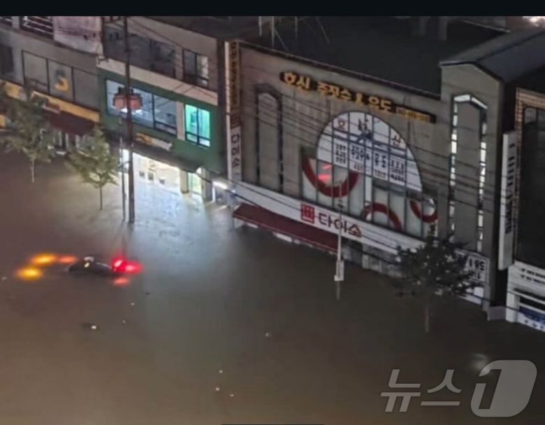 전북지역에 극한호우가 내린 지난 9월 6일 밤 전북 군산시 나운동 도심이 침수된 모습. (독자제공. 재판매 및 DB금지) 2025.9.7/뉴스1 ⓒ News1 장수인 기자