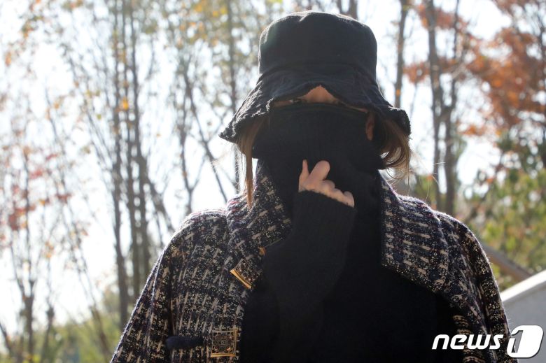 마약 투약 혐의로 1심에서 집행유예를 선고 받고 풀려난 황하나씨가 지난 2019년 11월 8일 오전 경기도 수원시 영통구 수원지방법원에서 열린 항소심 선고 공판에서 집행유예를 선고받은 후 법원을 나서는 모습. 2019.11.8/뉴스1 ⓒ News1