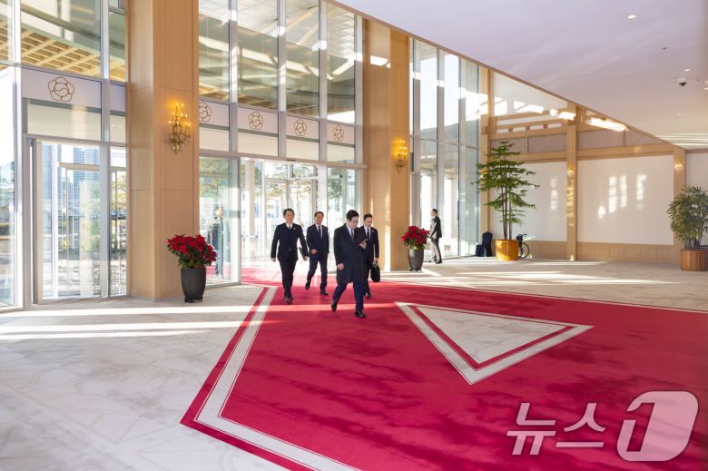 청와대 집무를 앞둔 이재명 대통령이 26일 서울 용산 대통령실 청사로 마지막 출근을 하고 있다. (대통령실 제공. 재판매 및 DB 금지) 2025.12.26/뉴스1 ⓒ News1 이재명 기자