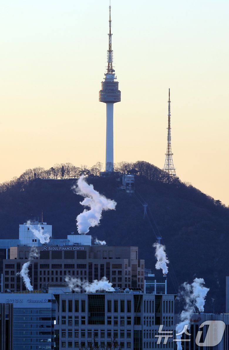 서울의 최저기온이 영하 12도까지 떨어지는 등 강추위를 보인 26일 오전 서울 도심의 빌딩에 난방을 가동하며 발생한 수증기가 피어오르고 있다.  2025.12.26/뉴스1 ⓒ News1 김진환 기자