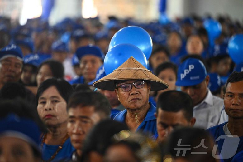 25일(현지시간) 미얀마 양곤에서 열린 인민선구당(PPP) 대표 테트 테트 카인의 선거 유세 행사에 지지자들이 참석하고 있다. 미얀마 군부의 승인을 받은 PPP는 이달 총선에 참가할 계획이다. 2025.12.25. ⓒ AFP=뉴스1