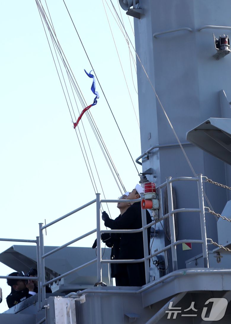 26일 경남 창원 진해구 진해 군항에서 열린 국산 초계함 광명함(PCC·1000톤급) 전역식에서 취역기 강하가 진행되고 있다.2025.12.26/뉴스1 ⓒ News1 윤일지 기자