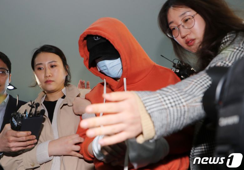 마약투약 혐의를 받고 있는 남양유업 창업주의 외손녀인 황하나씨가 지난 2019년 9월4일 오후 경기도 수원시 경기남부지방경찰청으로 압송되는 모습. 2019.4.4/뉴스1 ⓒ News1