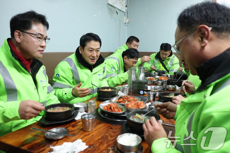 장동혁 국민의힘 대표가 26일 서울 도봉구 일대 청소 봉사활동을 마친 후 환경공무관들과 오찬 간담회를 하고 있다. 2025.12.26/뉴스1 ⓒ News1 신웅수 기자
