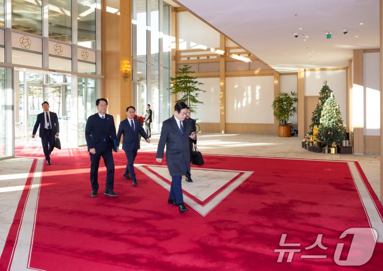 청와대 집무를 앞둔 이재명 대통령이 26일 서울 용산 대통령실 청사로 마지막 출근을 하고 있다. (대통령실 제공. 재판매 및 DB 금지) 2025.12.26/뉴스1 ⓒ News1 이재명 기자